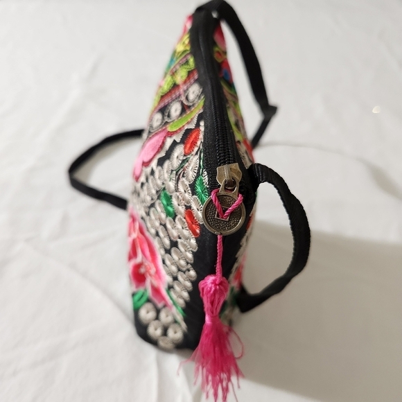 Women's Detail Floral Embroidered Black Small Crossbody Shoulder Bag Lightweight - Picture 4 of 16